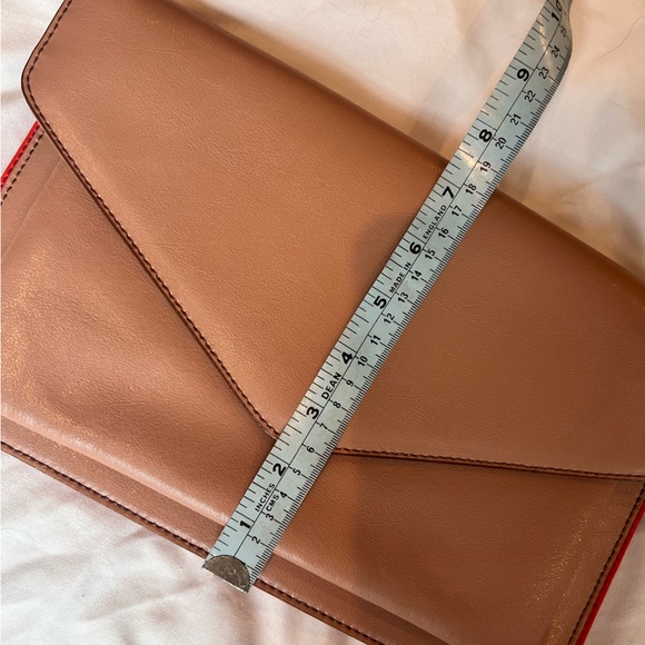 [NWT] Classy, “vintage” BR clutch with pop of color detail